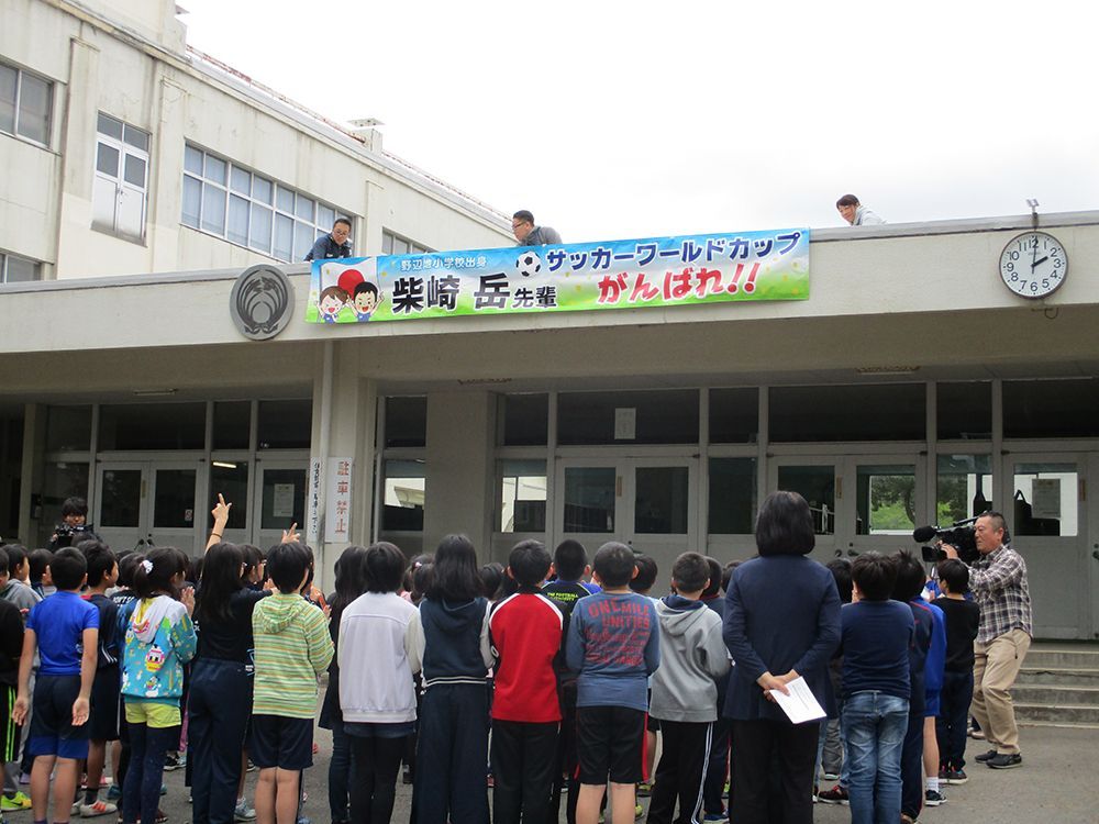 野辺地小学校への応援横断幕設置の様子