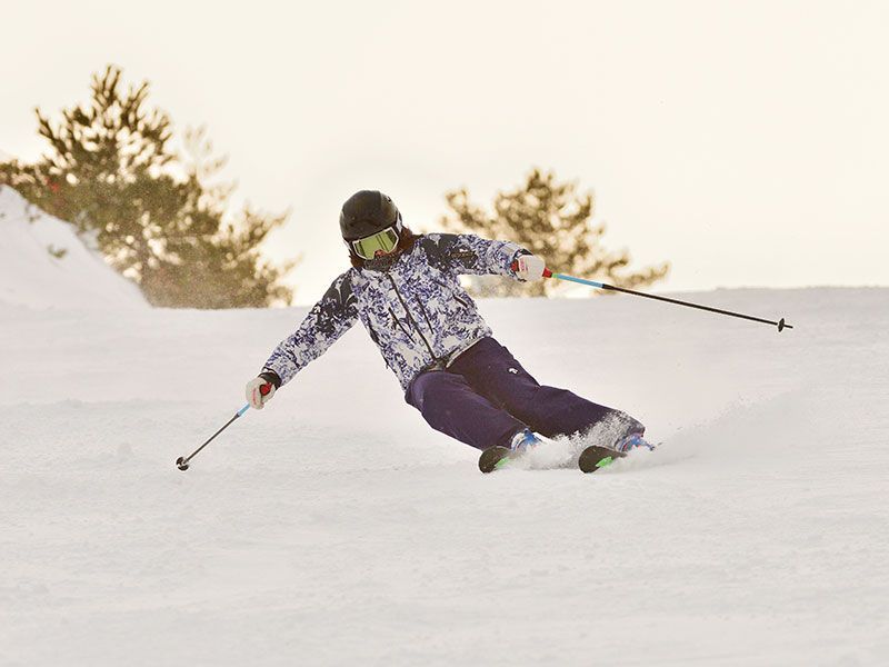 国設野辺地まかど温泉スキー場：スキーを楽しむ人