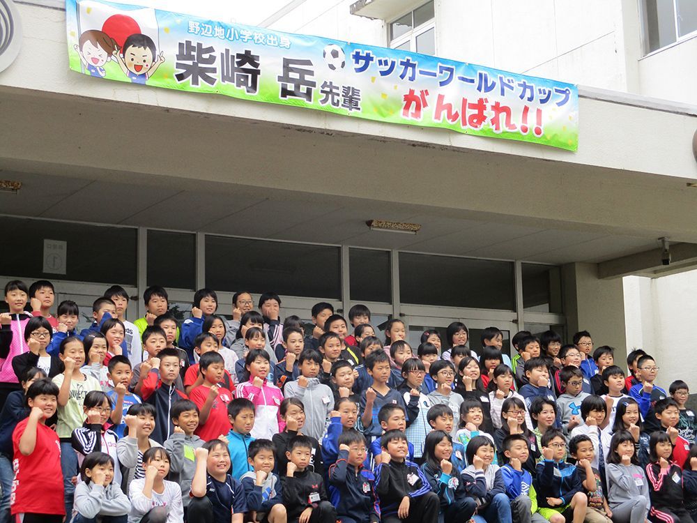 野辺地小学校への応援横断幕設置の様子